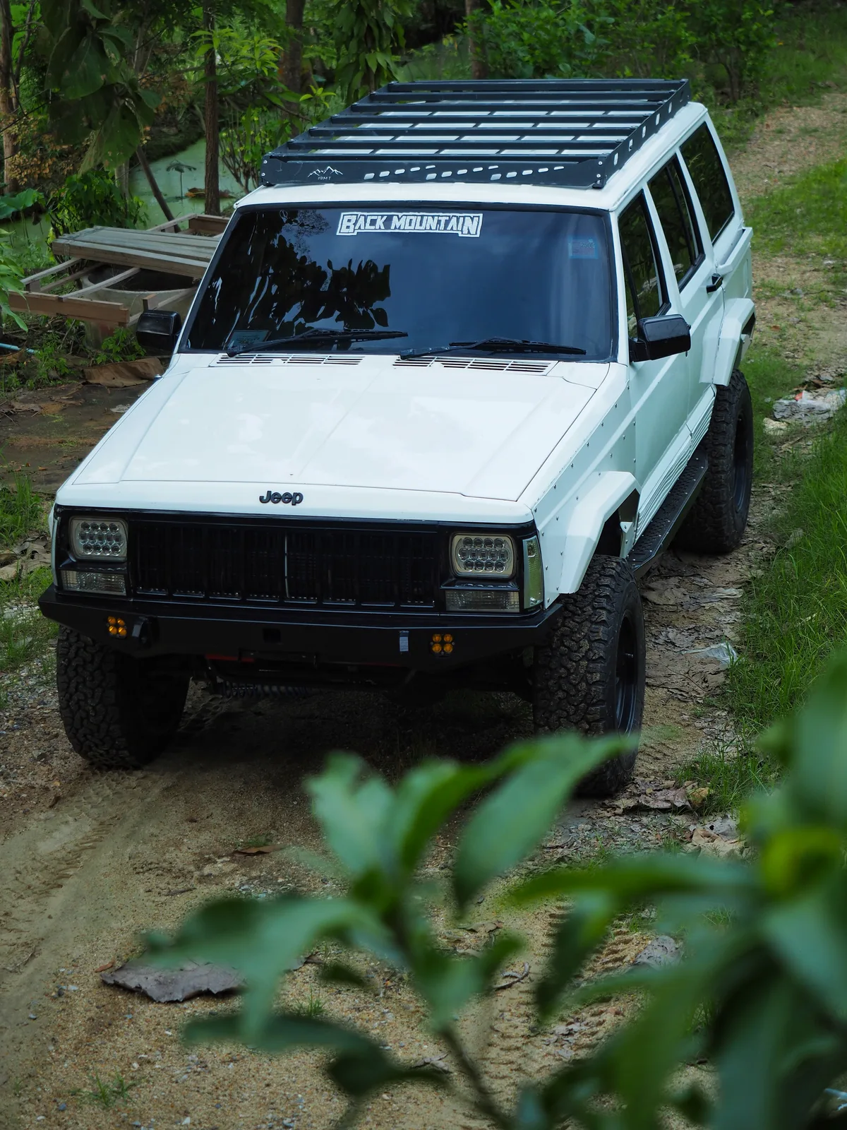 Jeep Cherokee XJ — แร็คหลังคา + กันชนหน้าสลิม